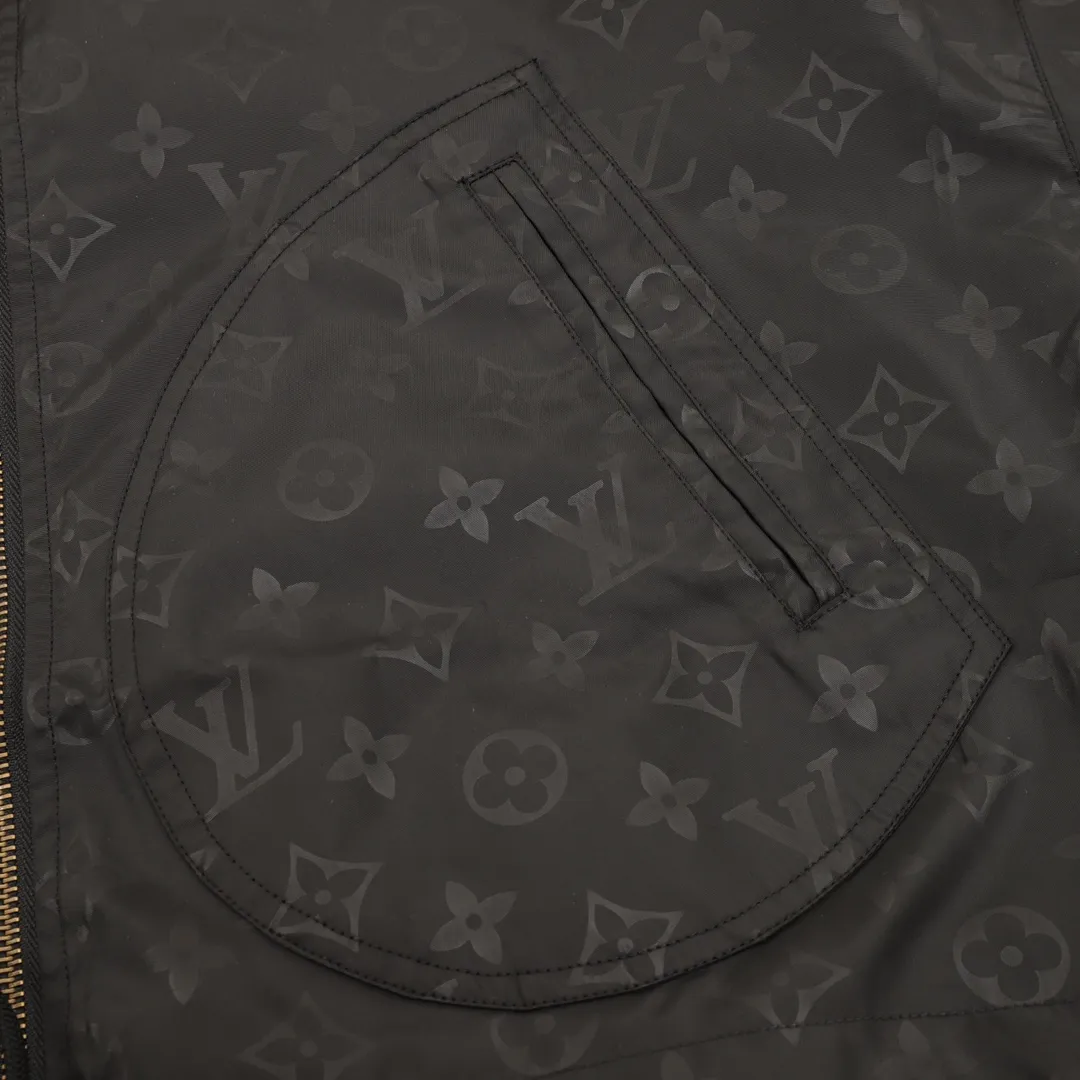 🅿️570 Louis Vuitton/Louis Vuitton All-over Printed Presbyopic Workwear Pocket Windbreaker Zipper Jacket Purchase the original version and have it printed immediately. The fabric is made of custom densely spun technical fabric that is light and thin, and the upper body is silky and breathable. Infrared positioning cutting, workwear-style windbreaker design, the upper body is invincible and versatile. All details are customized and developed, and all hardware and accessories are restored to ZP. Size：XS-L